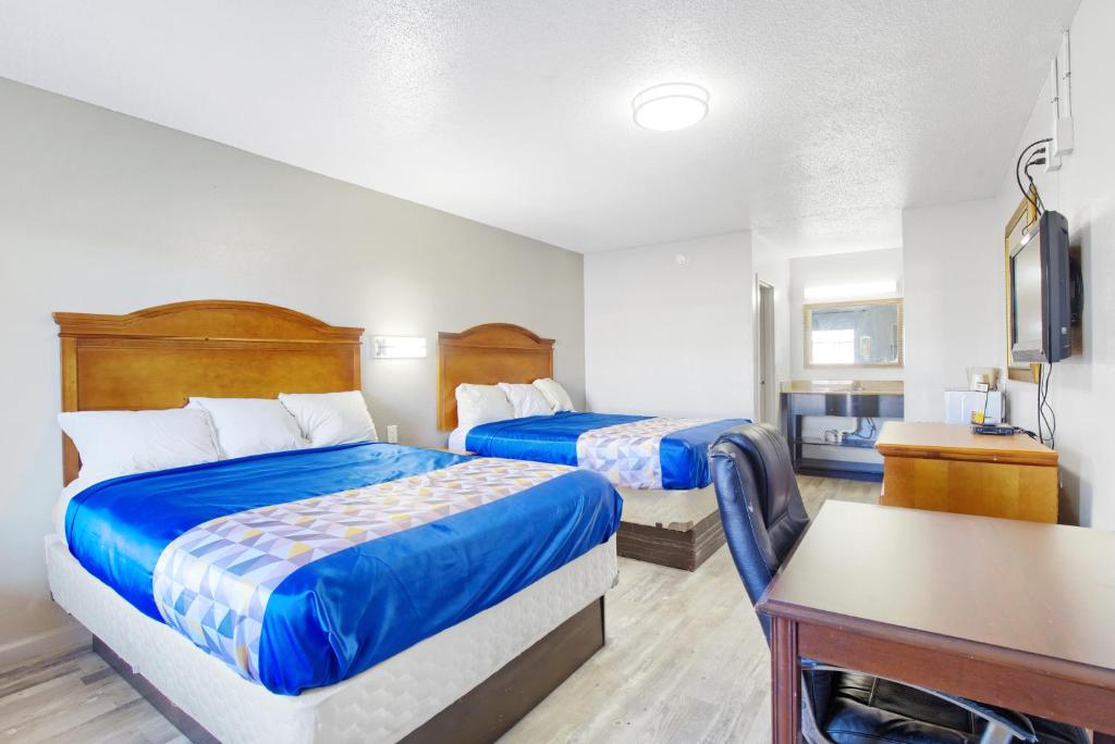 Guest room with double bed